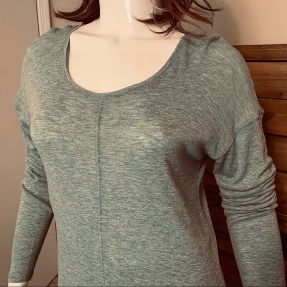 LUCY & LAUREL Sage Green Top size M - Picture 10 of 14